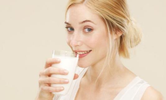 長(zhǎng)期大量飲用牛奶小心致癌!