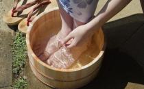 生姜泡腳好處多能治療感冒 泡腳的注意事項