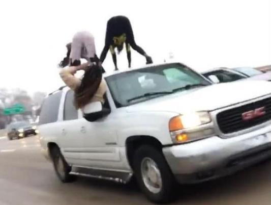 女子在車頂跳舞 為了紅沒底線 什么危險的事都敢做