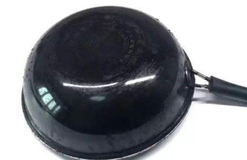 鍋底油膩“黑灰”不清除有壞處 老師傅教1妙招去除