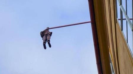 捷克首都布拉格一危險雕塑 高空中快掉下來的“人”