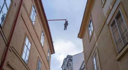 捷克首都布拉格一危險雕塑 高空中快掉下來的“人”