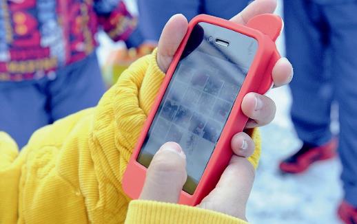 總玩手機脖子痛？手指痛？你可能是得了“手機病”