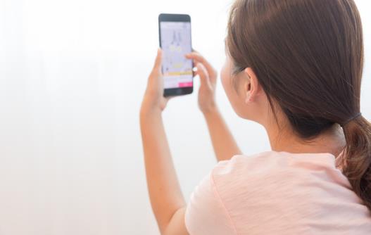 總玩手機脖子痛？手指痛？你可能是得了“手機病”