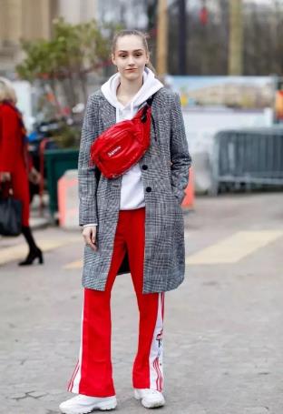 白色連帽衛衣搭配就是這么潮