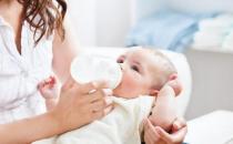 寶寶吐奶還是溢奶傻傻分不清 寶寶嚴重吐奶的原因