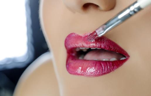 天冷唇干，怎樣正確有效地搽潤(rùn)唇膏？