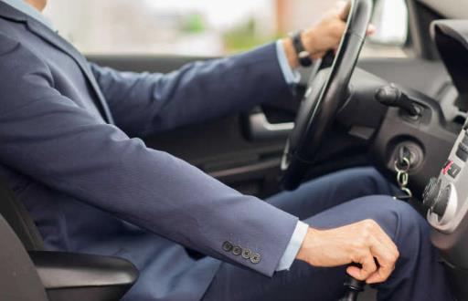 科學(xué)的駕駛姿勢(shì)你知道嗎? 途駕車時(shí)應(yīng)注意哪些問(wèn)題呢