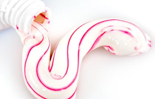 牙膏底部色條代表一些化學成分 彩色短線的含義大不同