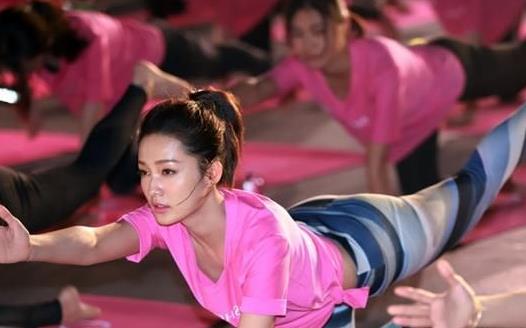 女生練翹臀器械訓練 練臀避免腿部變粗的方法