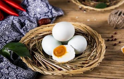 起沙流油的咸鴨蛋怎樣腌？熟食店常用的8種做法，3分鐘就能