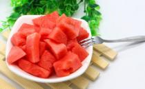 西瓜有利于消暑解渴 水果店把西瓜切開(kāi)賣原來(lái)貓膩多