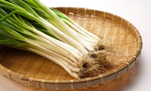 俗話說“常吃蔥、人輕松”，夏季吃蔥都有什么好處？一次