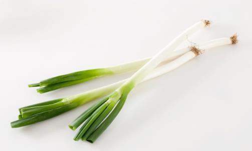 俗話說“常吃蔥、人輕松”，夏季吃蔥都有什么好處？一次