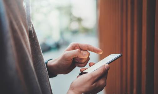 你怎么還盯著屏幕?聽說每天玩手機超過5小時的人都長胖了