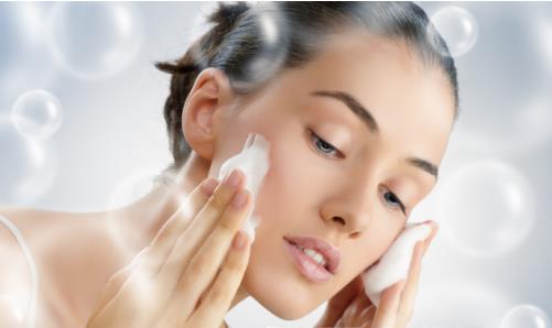 用蜂蜜洗臉更潤(rùn)膚顯年輕 洗臉洗出年輕好膚色的秘方