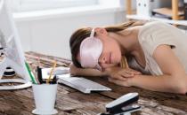?趴著睡午覺的四大危害 最理想的午睡方式