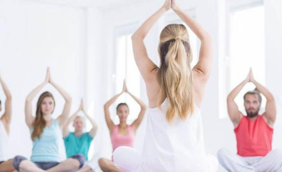 在床上做簡單易行的瘦身操 能在輕松快樂中瘦下來