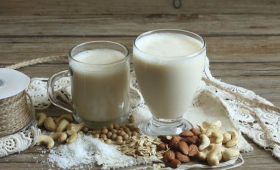 空腹到底能不能喝牛奶 常溫奶和鮮奶營養一樣嗎