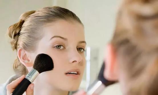 怎么對癥解決脫妝問題方法 防脫妝小技巧分享