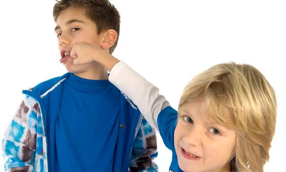 孩子們?yōu)槭裁磿?huì)打人 做好這幾點(diǎn)秒治愛打人的孩子