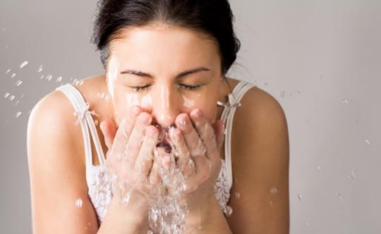 洗臉時泡泡多就是好嗎 注意洗面奶誤區