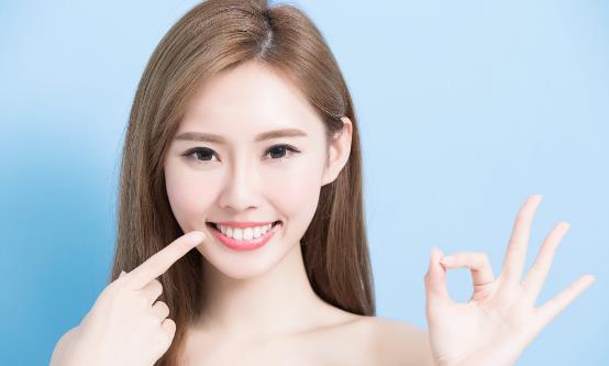 甜蜜嫩唇大作戰(zhàn) 懶人唇部保濕給你水嫩雙唇