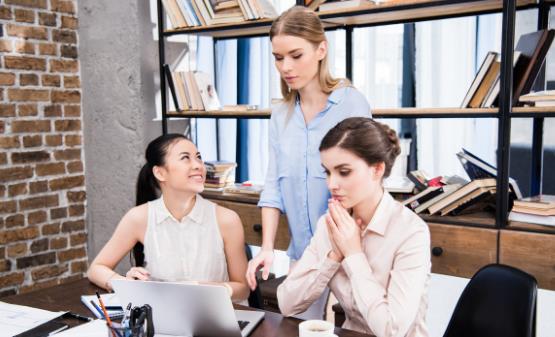 職場(chǎng)中這五類人不宜深交 找到值得深交的同事不再孤軍奮戰(zhàn)