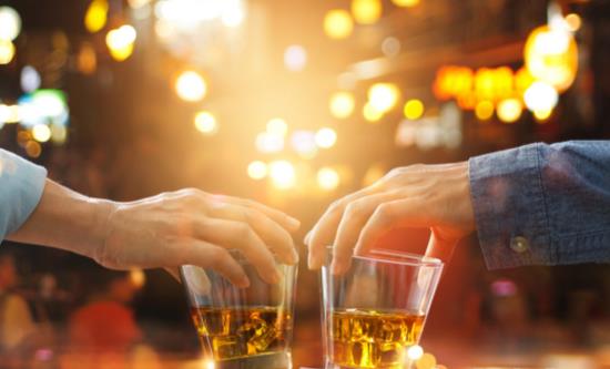 未成年人喝酒有哪些危害 損害大腦影響身體的正常發育