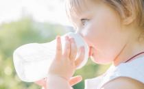 ?給嬰幼兒喝水的講究 判斷喝水是否不夠主要還是看尿量