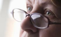 ?出現眼花就可配鏡不要拖延 戴老花鏡要謹記四個誤區