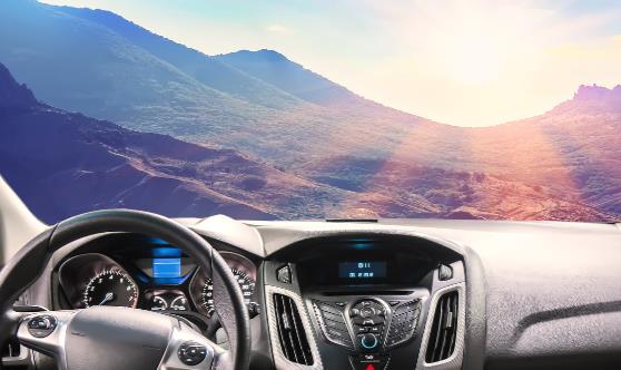 汽車前擋風玻璃貼膜有什么用 汽車擋風玻璃怎樣科學保養