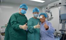 小屏?xí)r代的敬老故事走紅，愛爾眼科員工為父母做手術(shù)