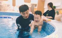 嬰兒游泳真實好處，看完就知道為什么其他爸媽這么熱衷