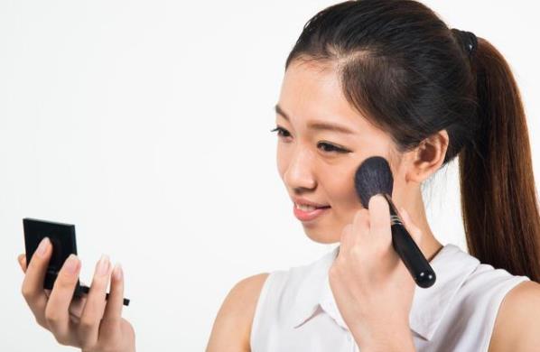 長(zhǎng)期睡前玩手機(jī)的人，面部若有3癥狀，可能是肝在“吐槽”