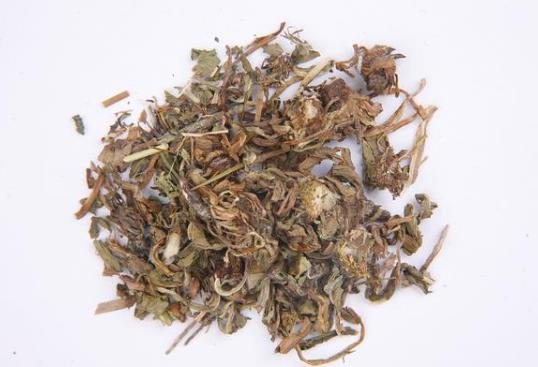 長(zhǎng)期睡前玩手機(jī)的人，面部若有3癥狀，可能是肝在“吐槽”