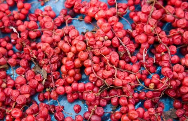 長(zhǎng)期睡前玩手機(jī)的人，面部若有3癥狀，可能是肝在“吐槽”