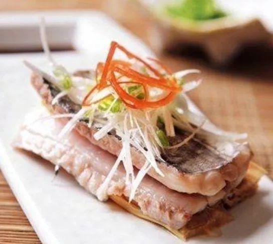 帶魚清洗:解凍、剪去頭部和魚鰭,剪開魚肚切段,掏內(nèi)臟用水洗凈