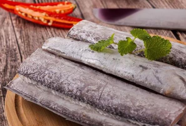 帶魚清洗:解凍、剪去頭部和魚鰭,剪開魚肚切段,掏內(nèi)臟用水洗凈