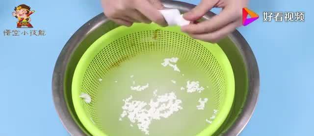 菜籃子縫隙難清洗?倒點白醋和淀粉,菜籃子的油污都洗凈