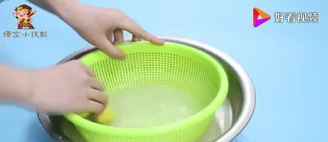 菜籃子縫隙難清洗?倒點白醋和淀粉,菜籃子的油污都洗凈
