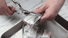 ?帶魚清洗：解凍、剪去頭部和魚鰭，剪開魚肚切段，掏內臟用水洗凈