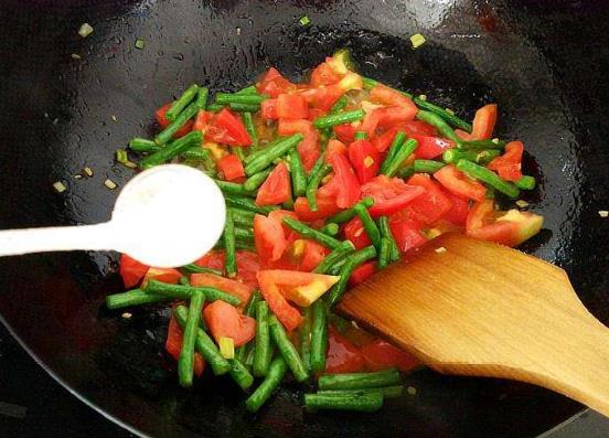 長期大量吃鹽影響健康 怎樣合理使用食用鹽呢?