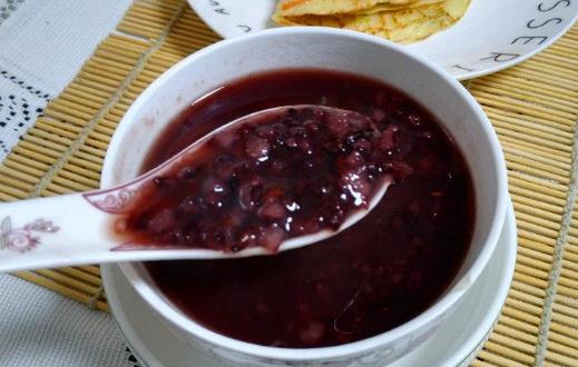 黑米粥有哪些功效與作用？黑米粥養胃嗎？怎么做養腎