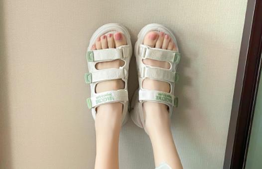 涼鞋泡水發臭原因是什么 涼鞋里面太滑怎么辦