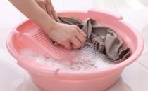 ?用84消毒液洗衣服會使衣服掉色嗎 新買的深色衣服掉色怎么辦