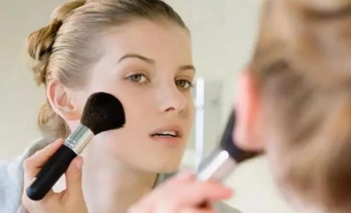 化妝后臉上起皮是什么原因 化妝后起皮了如何補救