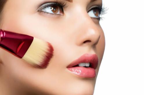 化妝后臉上起皮是什么原因 化妝后起皮了如何補救