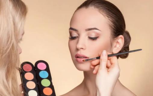 化妝后臉上起皮是什么原因 化妝后起皮了如何補救